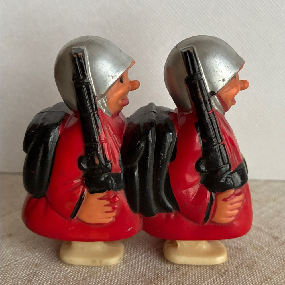 VINTAGE MARX HAP  HOP RAMP WALKING 
PLASTIC SOLDIERS RED. 
MADE IN HONG KONG